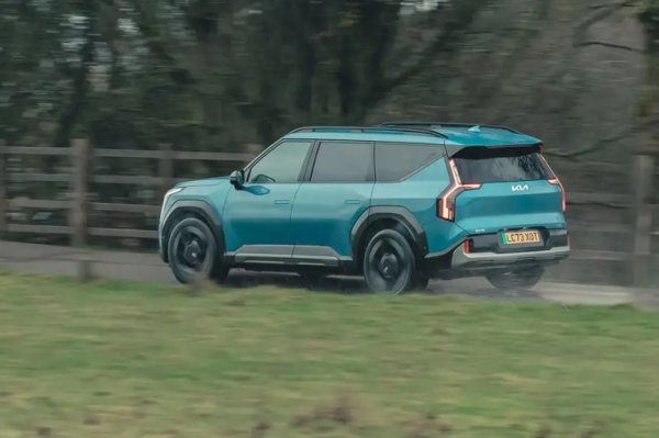 Електрическите автомобили започват да навлизат и в пазара на 7-местните коли. EV9 на Kia е най-добрият от групата. Американците биха го  нарекли &bdquo;пълноразмерен&ldquo; SUV, което означава, че е приблизително със същия размер като Range Rover Sport . Определено големият, квадратен, остър външен вид е смел и придава огромно присъствие.
Предлага се с шест и седем места. Първият сменя триместната плъзгаща се седалка на втория ред с чифт въртящи се &bdquo;капитански&ldquo; столове. Малко като това, което бихте намерили в  Mercedes V-Class.
Тези трети ред седалки са достатъчно големи за дребни възрастни и деца. Четири от петте задни седалки получават Isofix точки. Най-задните  се прибират и разгъват електрически. С всички седалки - багажникът е достатъчно голям за разумно количество товар при пазаруване. Докато петместният режим го прави много щедър.
Автомобилът идва с 99.8kWh батерия. При модел с един двигател и задно задвижване с 200 к.с. пробегът е 562 км. Официалният WTLP обхват на двумоторния двигател е 504 км. При по-хладно време върховият модел EV9 постигна 417 км. при тест за ефективност със скорост от 110 км/ч.